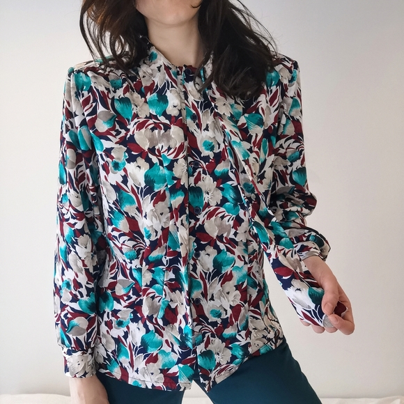 Medium vintage jabot collared floral blouse, blue, red and white retro top - Picture 5 of 8
